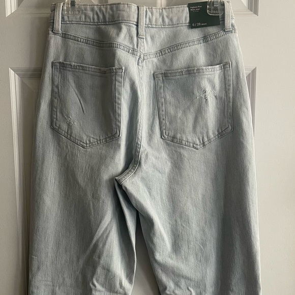 NWT Women’s Super High Rise Distressed Mom Jeans, Size 6 - Picture 6 of 7